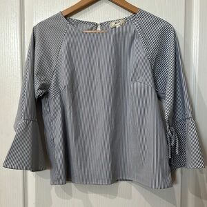 NYTT Sz S blue and white pinstripe tied bell sleeve top